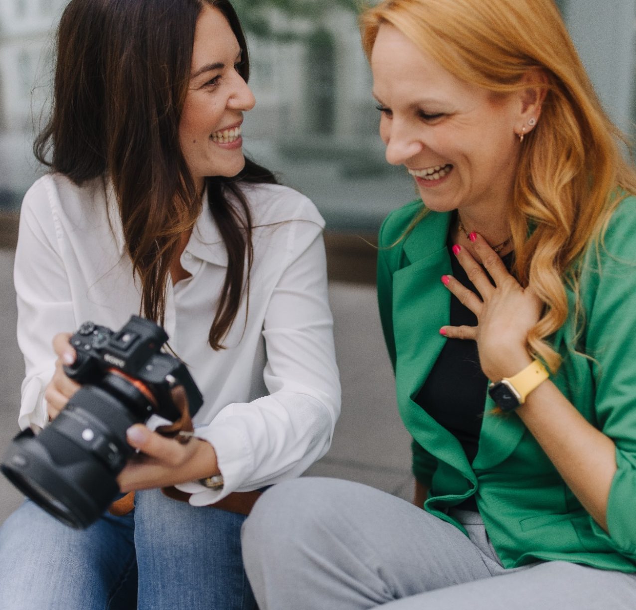Maria Wündisch, Fotografin in Magdeburg zeigt Kundin ein Bild auf ihrer Kamera. Kundin lächelt und fasst sich gerührt mit Hand auf Herz.